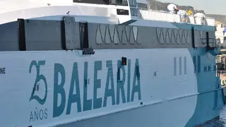Uno de los buques que transitan habitualmente en el Estrecho