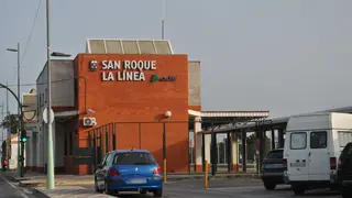 El cartel de La Línea, en la estación San Roque