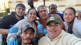 Algunos de los voluntarios de la asociación, en pleno reparto