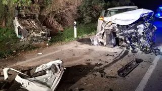 Así quedaron los dos vehículos implicados en el accidente saldado con dos muertes este domingo entre Castellar y Jimena 