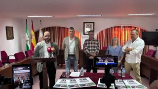 Los responsables de los municipios del interior de la comarca, tras la reunión mantenida