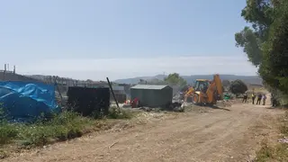 Maquinaría en acción ante la mirada de los agentes y técnicos municipales 