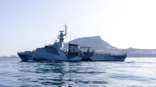 El buque HMS Trent, aproximándose al Peñón