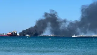 Imagen de la densa columna de humo negro visto desde El Rinconcillo