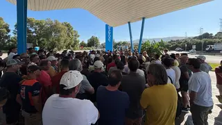 Trabajadores de la comarca escuchan las explicaciones del compañero participante en las negociaciones 