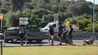 Trabajadores del metal, este jueves observando el tránsito de vehículos en la CA-34 tras su reapertura intermitente, que se repite este viernes 
