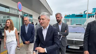 El ministro, en el centro, durante su visita a Tarifa 