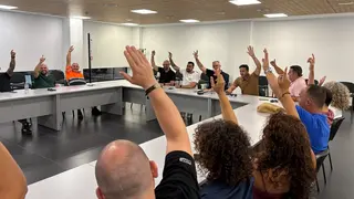 Respaldo unánime y caras de felicidad entre los trabajadores en el momento de la votación 