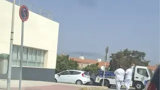 La grúa municipal retira un vehículo de las inmediaciones del hospital algecireño