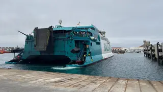 El Jaume I, atracando en el puerto tarifeño