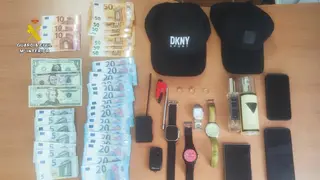Algunos de los objetos y dinero incautados por la Guardia Civil 