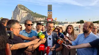 Franco atiende a la prensa el día que se anunció el acuerdo
