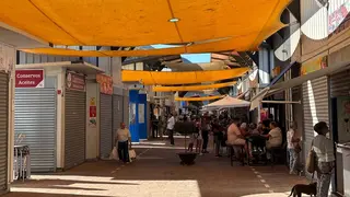 Comerciantes de La Línea, en la ubicación que llevan ocupando mientras se ejecuta el nuevo proyecto