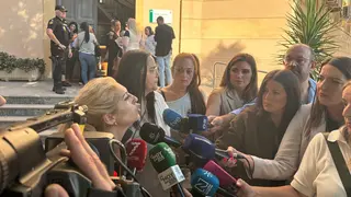 Milagros (i), María del Mar y Rocío atienden a la prensa