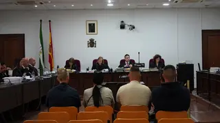 Cinco de los seis acusados, sentados en el juicio iniciado este lunes en Algeciras