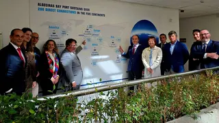 Delegaci&oacute;n filipina y responsables del Puerto de Algeciras durante su encuentro para fortalecer la cooperaci&oacute;n comercial