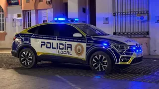 Agentes de la Polic&iacute;a Local de La L&iacute;nea durante un servicio de vigilancia en la zona urbana