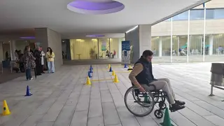 Javier Ros, subdelegado del Gobierno de la Junta en el Campo de Gibraltar, participa en el circuito de sillas de ruedas durante la actividad &ldquo;Ponte en mi lugar&rdquo; en el Hospital Universitario de La L&iacute;nea