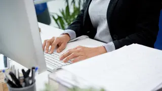 La formaci&oacute;n incluir&aacute; contenidos sobre gesti&oacute;n administrativa, atenci&oacute;n al cliente, manejo de software de oficina y contabilidad b&aacute;sica