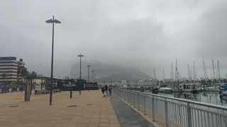Cielos encapotados y lluvia en el paseo mar&iacute;timo de La L&iacute;nea este 31 de diciembre