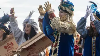 El Cartero Real en el arrastre de latas a la llegada de los Reyes Magos 2026 - FOTO: FJ Ben&iacute;tez