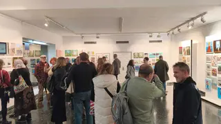 El evento se celebr&oacute; con un sistema de adquisici&oacute;n inmediata, que permiti&oacute; a los visitantes comprar y llevarse las obras durante la exposici&oacute;n, con precios que oscilaron entre 30 y 400 euros - FOTO: Luc&iacute;a Becerra