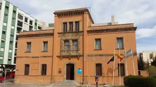 El habla de La L&iacute;nea no solo act&uacute;a como un diccionario de &ldquo;llanito&rdquo; y variantes locales, sino tambi&eacute;n como una cr&oacute;nica social y cultural