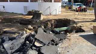 Trabajos de Emalgesa en la aver&iacute;a de Las Lomas de San Bernab&eacute;, en Algeciras - FOTO: FJ Ben&iacute;tez