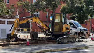 Trabajos de Emalgesa en la Urbanizaci&oacute;n San Bernab&eacute; por la aver&iacute;a que ha provocado el corte de agua en la zona - FOTO: FJ Ben&iacute;tez