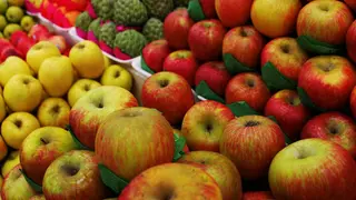 Productos frescos expuestos en un comercio de alimentaci&oacute;n durante una jornada marcada por el descenso de la actividad a causa del temporal.