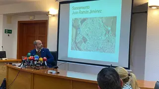 Imagen del alcalde de Los Barrios durante la presentaci&oacute;n de las nuevas inversiones en la red de abastecimiento municipal