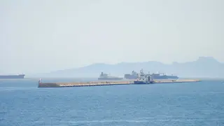 Imagen de actividad portuaria en el entorno del Estrecho, eje clave en la competencia log&iacute;stica entre Espa&ntilde;a y Marruecos.