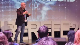 Francisco Clemente durante una ponencia sobre educaci&oacute;n digital y ciberseguridad