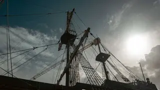 En las entra&ntilde;as del Gale&oacute;n Andaluc&iacute;a, durante su puesta a punto en New Varadero Isla Verde 16 - FOTO: FJ Ben&iacute;tez