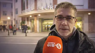 Daniel Gavil&aacute;n explica el proyecto CarnavaWiky a las puertas del Teatro Florida de Algeciras.