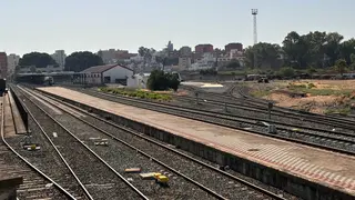 El Administrador de Infraestructuras Ferroviarias (Adif) no ha comunicado un calendario cerrado para la reapertura total del tramo afectado