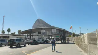 Vista del paso fronterizo entre La L&iacute;nea de la Concepci&oacute;n y Gibraltar, con el Pe&ntilde;&oacute;n al fondo, en la zona donde se proyectan mejoras de acceso al aeropuerto.