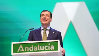 Juanma Moreno durante su intervenci&oacute;n en la gala del D&iacute;a de Andaluc&iacute;a celebrada en el Teatro de la Maestranza.