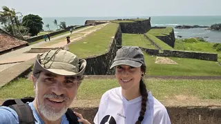 Daniel D&iacute;az y su hija Damaris, durante su estancia forzosa en Om&aacute;n tras la cancelaci&oacute;n de su vuelo de regreso.
