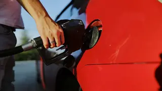 Veh&iacute;culos repostando en una gasolinera en un contexto de subida del precio del petr&oacute;leo en los mercados internacionales.