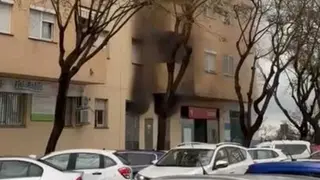 Columna de humo generada tras la explosi&oacute;n registrada en un transformador el&eacute;ctrico en la calle Susano Marcos de Algeciras.