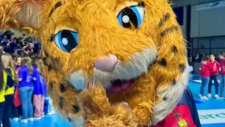 La mascota de la selecci&oacute;n espa&ntilde;ola anima al p&uacute;blico durante el encuentro entre Espa&ntilde;a y Austria en el pabell&oacute;n Ciudad de Algeciras.