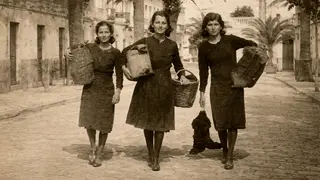 Grupo de mujeres dedicadas al peque&ntilde;o contrabando en la zona fronteriza entre Gibraltar y La L&iacute;nea durante el siglo XX - FOTO: IA
