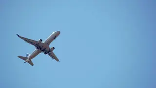Avi&oacute;n en vuelo durante una operaci&oacute;n comercial, en un contexto de incertidumbre internacional que est&aacute; afectando a reservas y planificaci&oacute;n de viajes.