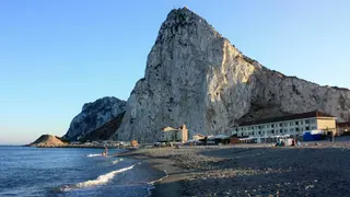 Vista del Pe&ntilde;&oacute;n de Gibraltar desde el extremo norte de Eastern Beach, en la costa mediterr&aacute;nea oriental de Gibraltar - FOTO: Wikipedia