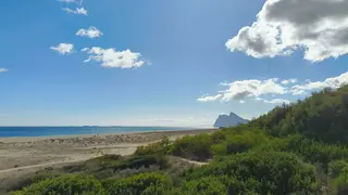 Vista del Pe&ntilde;&oacute;n de Gibraltar desde la playa de La L&iacute;nea de la Concepci&oacute;n en una jornada despejada en el litoral del Campo de Gibraltar.