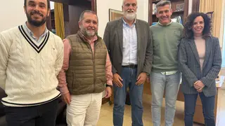 Representantes de 100x100 Unidos durante su visita a la Diputaci&oacute;n de C&aacute;diz.