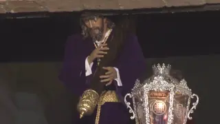 Momento de la recogida del Nazareno en la iglesia de La Palma durante la noche del Jueves Santo - FUENTE: ONDA ALGECIRAS