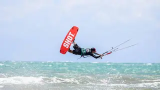 Un kitesurfista realiza una maniobra durante una jornada deportiva