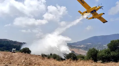 Una de las avionetas que ha intervenido en el incendio declarado en Algeciras. FOTO: Infoca.
